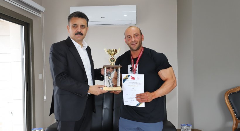Çandarlı'nın gururu Yılmaz Acar şampiyonluk kupasını Başkan Kırgöz'e getirdi