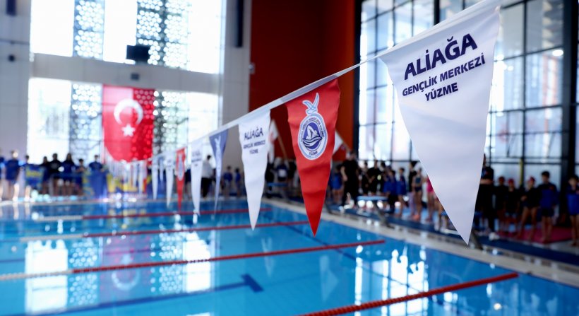 İzmir'in Minik Yüzücüleri Aliağa'da Yarıştı