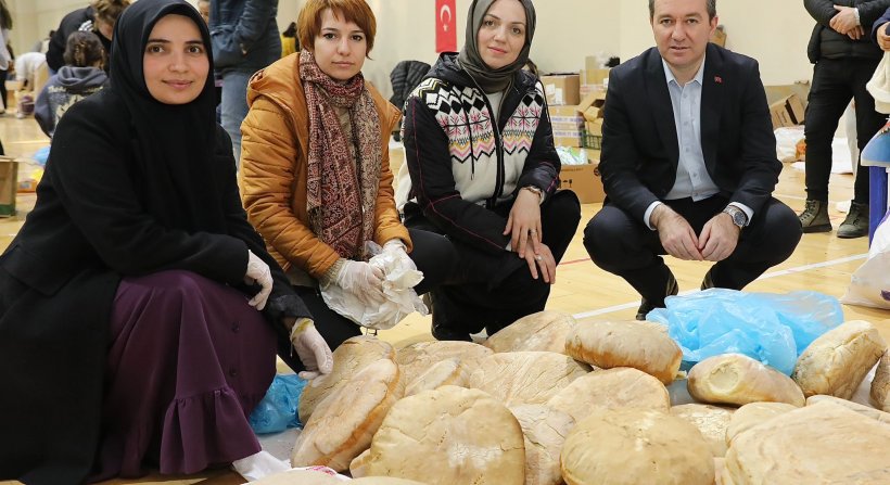 Eli öpülesi analar depremzedeler için Bergama'da ekmek pişiriyor