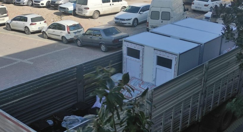 Kınık Belediyesi atölyelerinde seyyar banyo ve tuvalet üretip deprem bölgesine gönderiyor