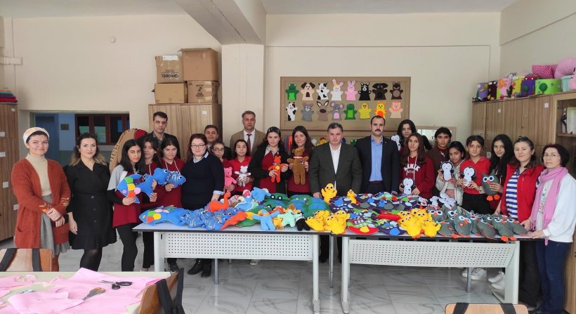 Kınık'tan Depremzede Çocuklara Sevgiyle Üretilmiş Kucak Dolusu Oyuncaklar