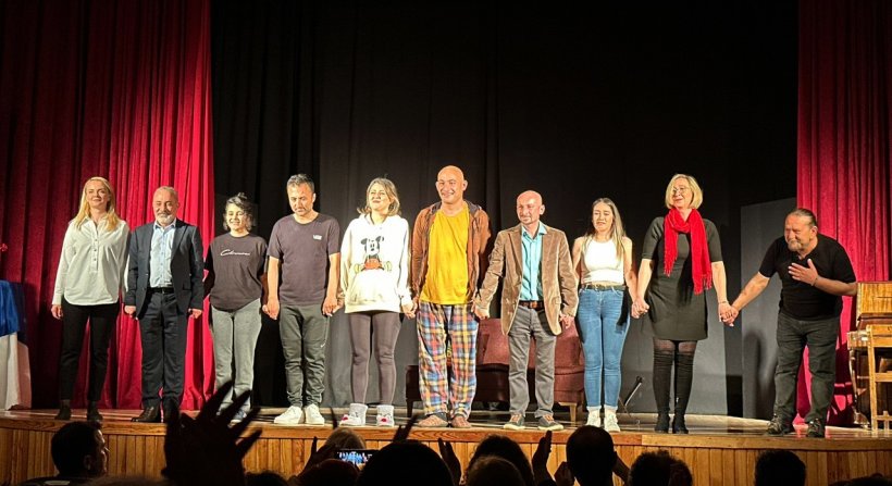 ‘‘HAYBEDEN GERÇEKÜSTÜ AŞK'' FOÇALI TİYATROSEVERLERİ GÜLDÜRDÜ