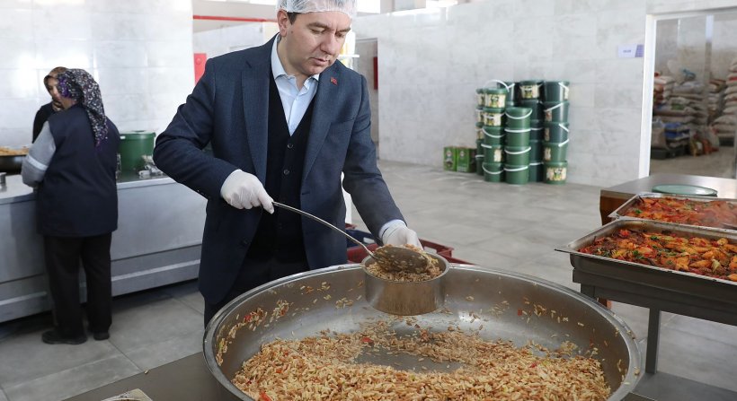 Bergama Belediyesi Aşevi'nden her gün 800 kişiye sıcak yemek