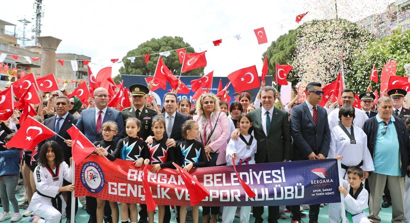 19 Mayıs Bergama'da törenle kutlandı