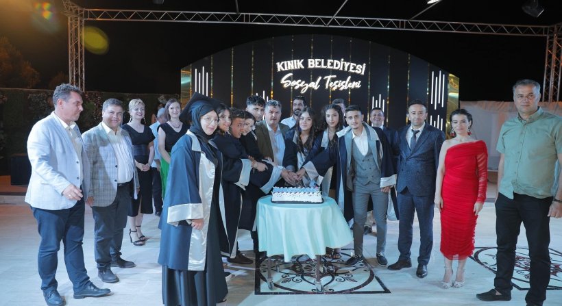 Başkan Doğruer mezun öğrencilerin heyecanına ortak oldu