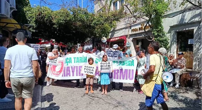 FOÇADA İMARA AÇILAN ALANLAR VE KAÇAK İNŞAATLARA BELEDİYE ÖNÜNDE PROTESTO