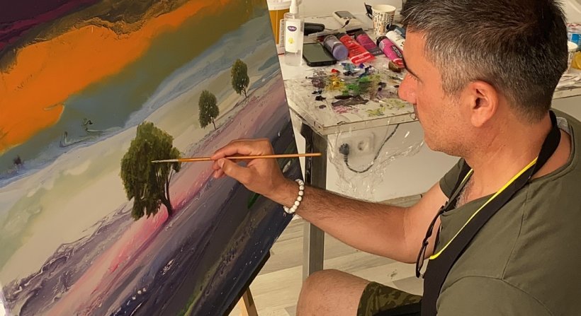 Deprem bölgesinden sanatçılar, Altın Yunus Resim Atölyeleri'nde   sanatla moral buluyor.