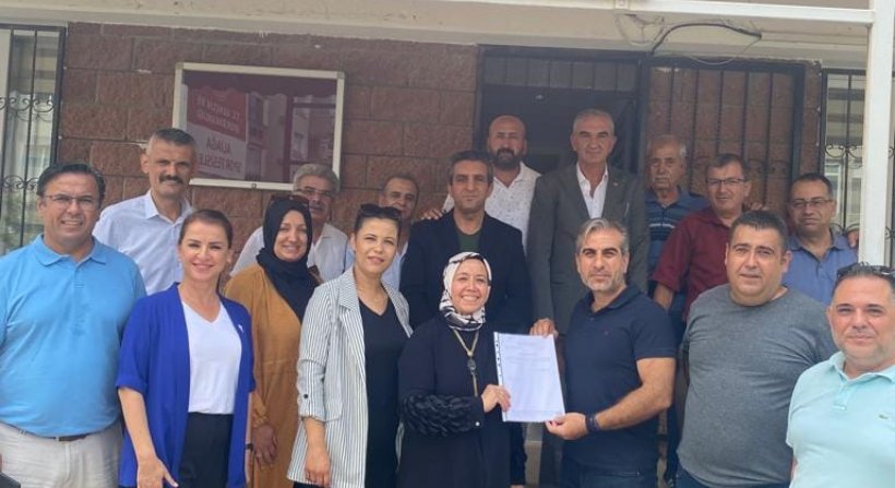 Nuray Aydemir ve yönetimi mazbatasını aldı