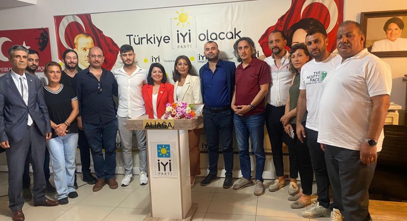 Aliağa İyi Parti'de Gençlik Kolları Başkanlığında bayrak devri yaşandı.