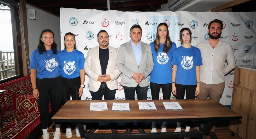 Başkan Serkan Acar, Aliağa'nın Profesyonel Kadın Voleybolcularıyla Bir Araya Geldi