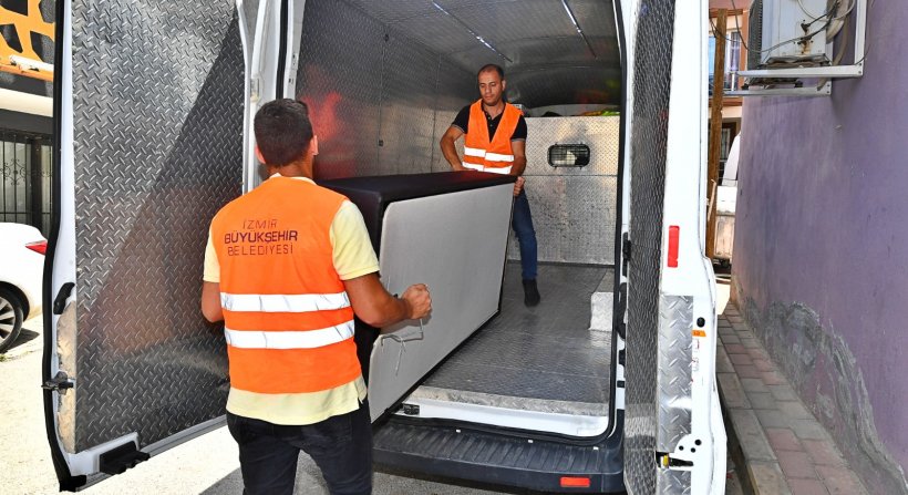 İzmir'de öğrenim gören üniversitelilere nakliye desteği sürüyor