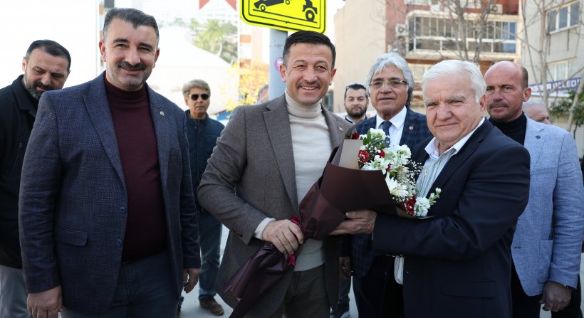 Hamza Dağ, beraberinde Cumhur İttifakı Bornova Belediye Başkan Adayı Cevdet Çayır ile birlikte Abdi İpekçi Caddesi'nde bulunan esnafı ziyaret etti.