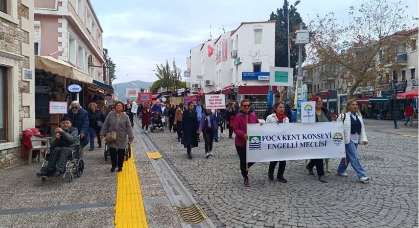 FOÇADA ENGELLİLER FARKINDALIK  İÇİN YÜRÜDÜ
