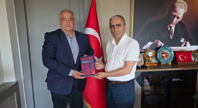 Mesut Öztürk'ten Kaymakam Güney'e Helvacı Kilimi Kitabı Takdimi