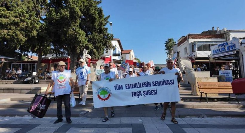 FOÇADA EMEKLİLERDEN MAAŞ ZAMMI PROTESTOSU